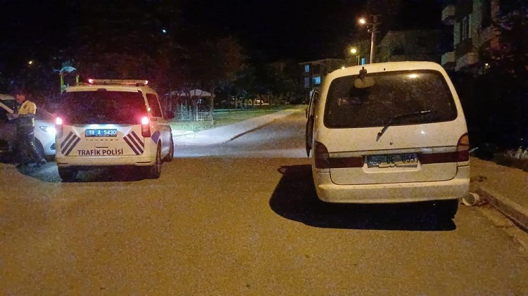 İhtara uymadı polise çarpıp kaçtı!