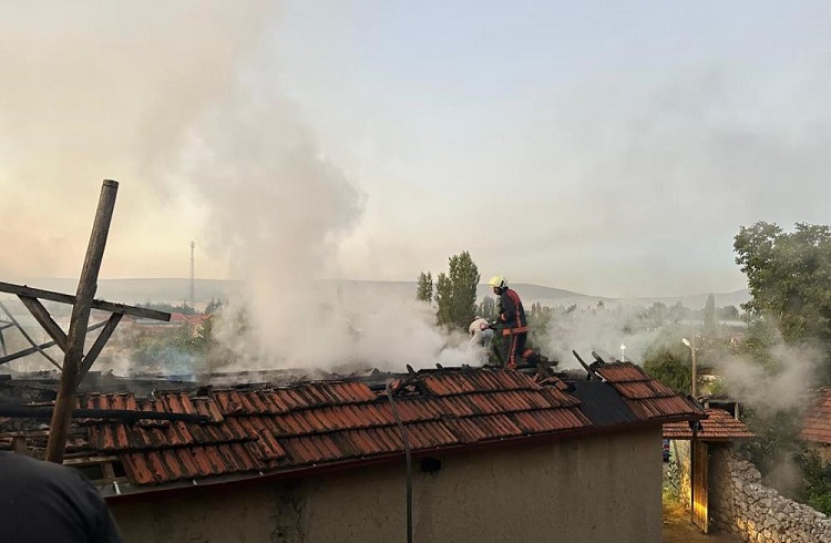 Yangında ev kullanılamaz hale geldi