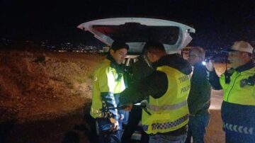 Şüpheli araçtan ruhsatsız tüfek çıktı