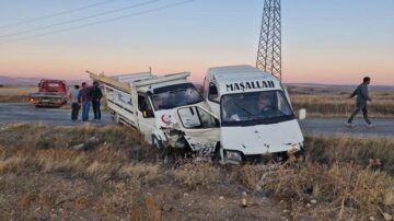 Minibüs kamyonetle çarpıştı: 4 yaralı