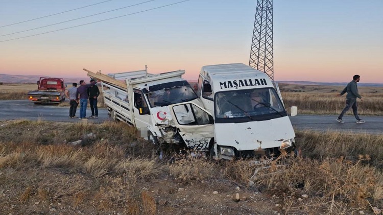 Minibüs kamyonetle çarpıştı: 4 yaralı