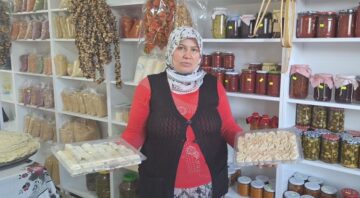 Yöresel lezzetler ile evini geçindiriyor