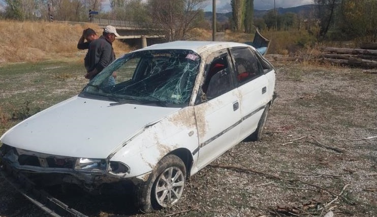 Otomobil köprüden tarlaya uçtu