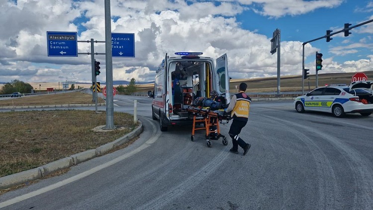  Taksi ile üç tekerlekli motosiklet çarpıştı