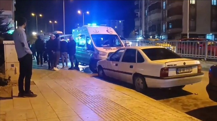Kahvehanedeki kavgada bıçakla yaralandı