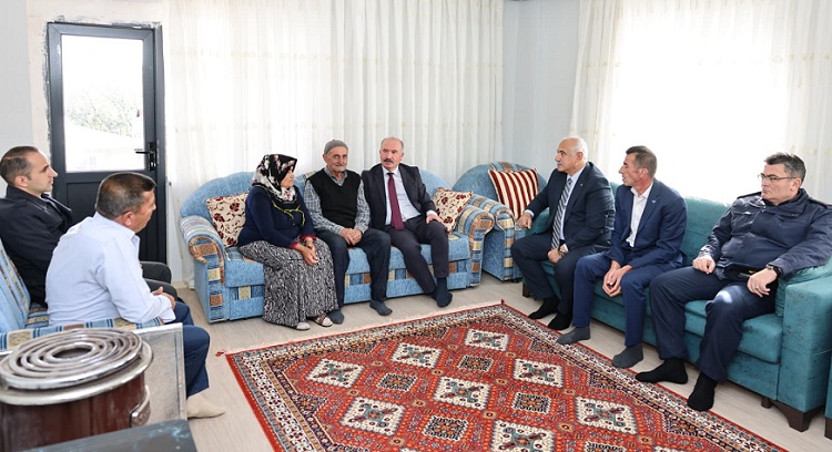 Evleri yanmıştı yeni evlerine kavuştular