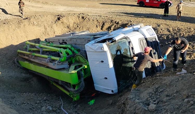 Beton pompası devrildi: 1 yaralı