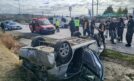 Devrilen otomobildeki 2 kişi yaralandı