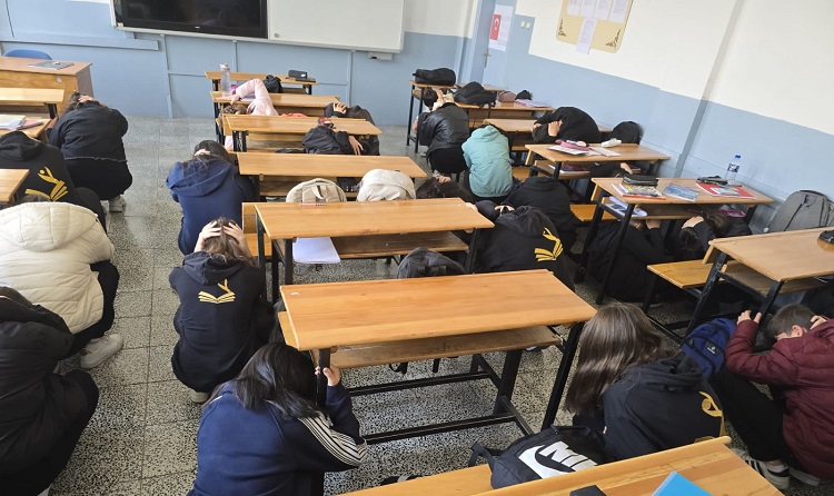 Afetlere karşı okullarda tatbikat yapıldı