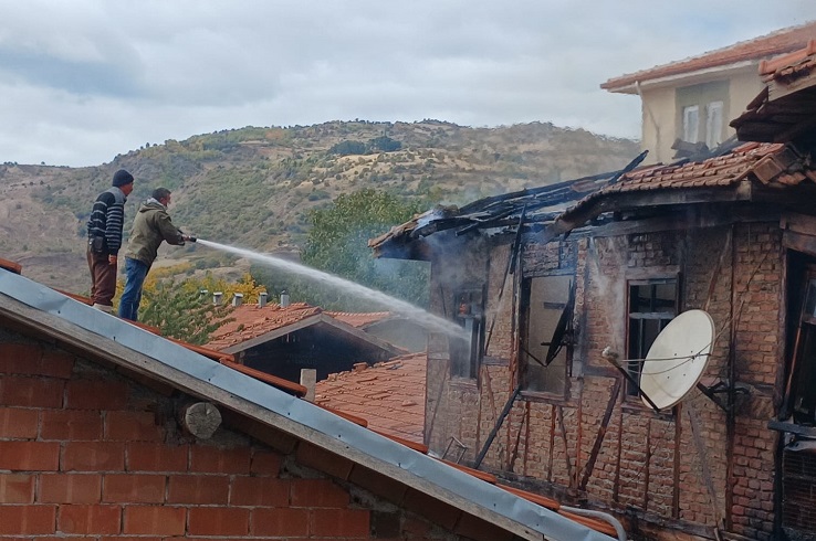 Köyde yanan ev kullanılamaz hale geldi
