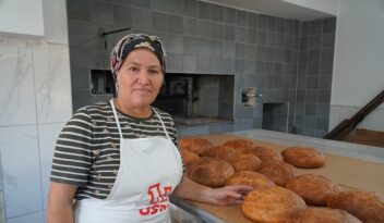 Köyünde geleneksel ekmek üretip satıyor