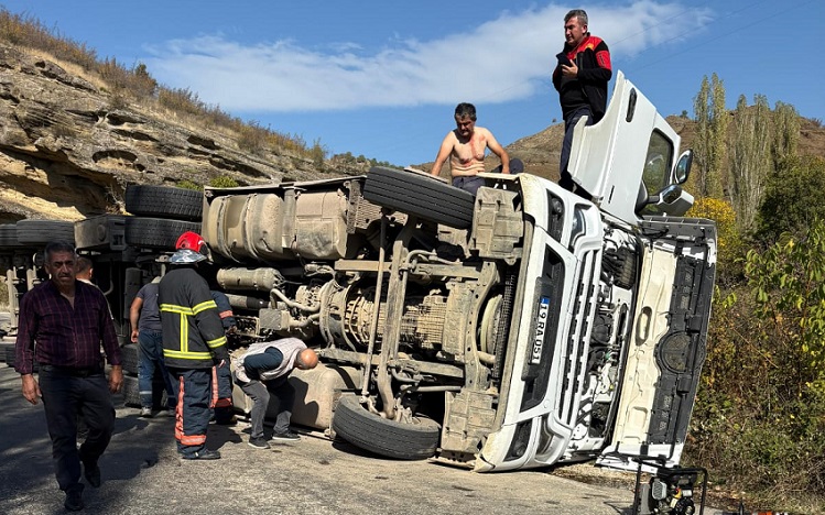 Devrilen kamyonun sürücüsü yaralandı