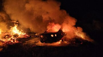 Yangında otomobil küle döndü