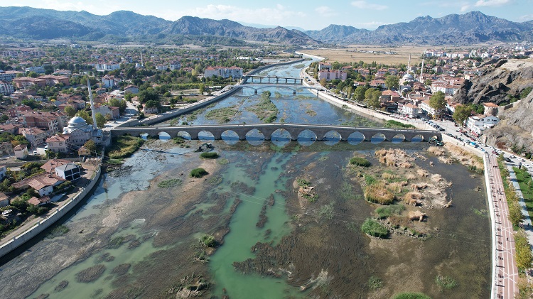Kızılırmak’ta temizlik çalışması başladı