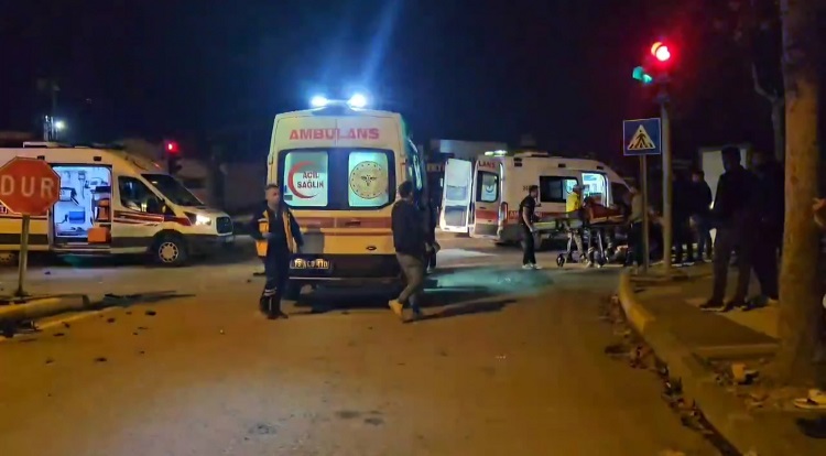 Polis otosu ile otomobil çarpıştı:4 yaralı