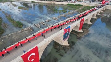 102 metrelik Türk bayrağı ile yürüdüler