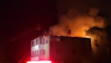 Yıldırım isabet eden evde yangın çıktı