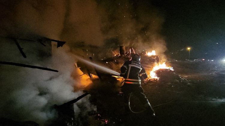 Yangında evdeki 7 kişi dumandan etkilendi