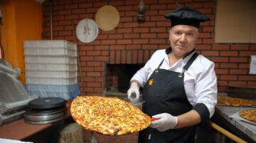 Emekli oldu köyüne pizzacı açtı