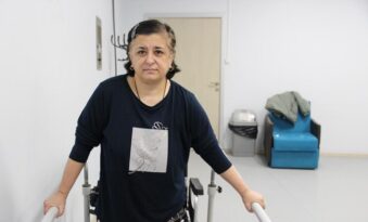 Ümidini kaybetmedi yürümeye başladı