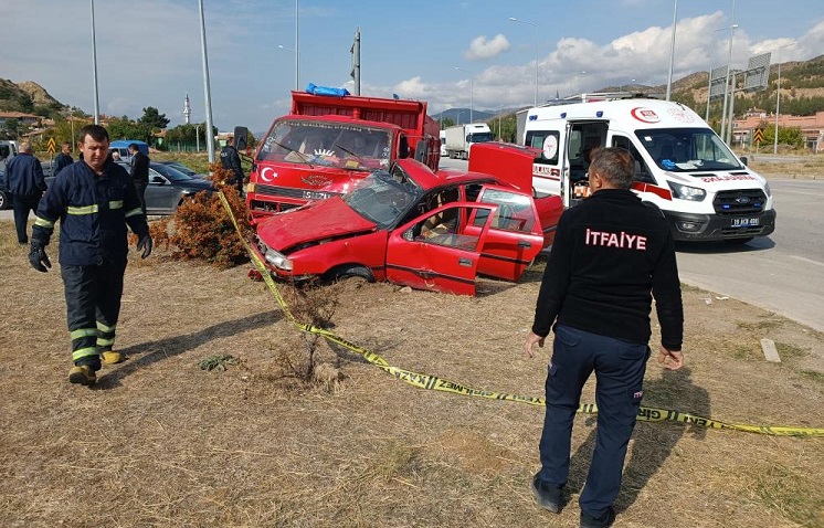 Otomobille kamyonet çarpıştı: 1 ölü