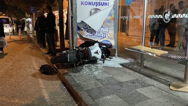 Motosiklet kazada durağa savruldu