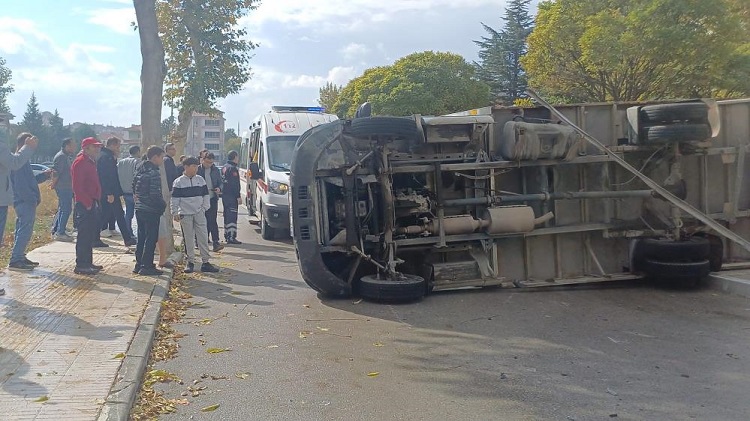 Kamyonet ile otomobil çarpıştı:5 yaralı