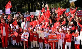 Minik öğrencilerin Cumhuriyet coşkusu