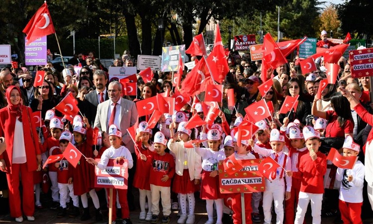 Minik öğrencilerin Cumhuriyet coşkusu