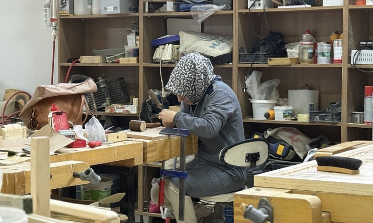 Kadın eli ahşabı sanata dönüştürüyor