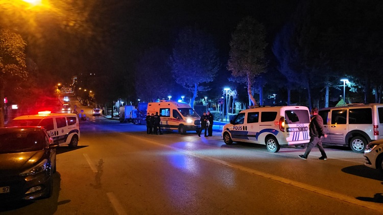 Parkta çıkan kavgada bıçakla yaralandı