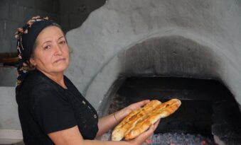 Taş fırınlarda pişirme geleneği sürüyor