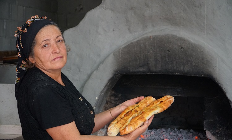 Taş fırınlarda pişirme geleneği sürüyor