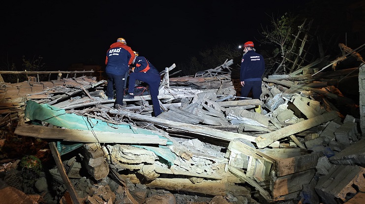 Çorum’da iki katlı metruk bina çöktü