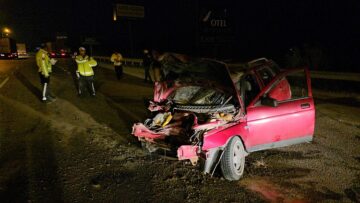 Kavşakta tıra arkadan çarptı:2 yaralı