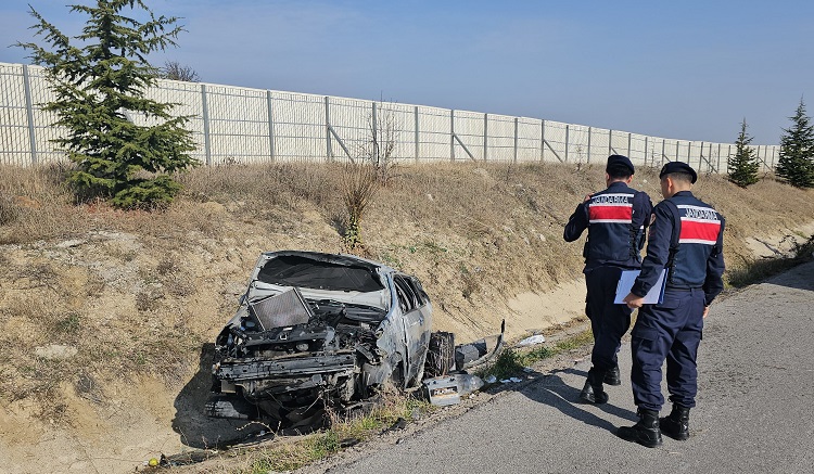 Devrilen otomobildeki karı koca yaralandı