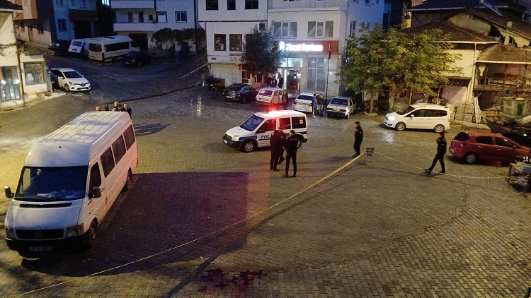 Kavgada bıçaklanan baba ve oğlu öldü