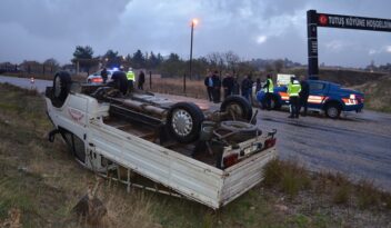 Manevra yaparken minibüs devrildi