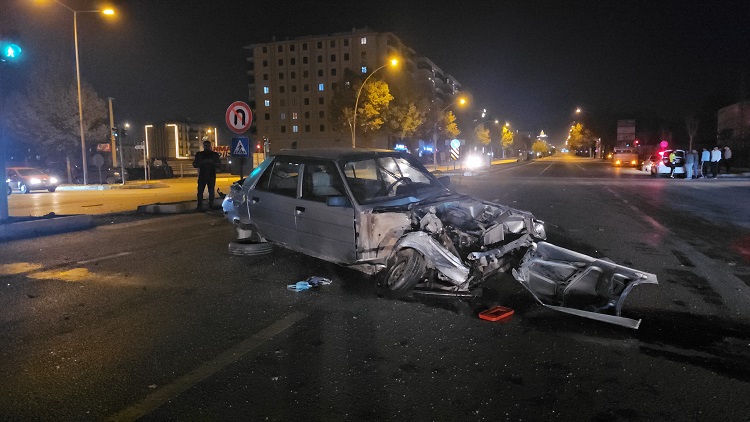 Alkollü tır sürücüsü otomobile çarptı!