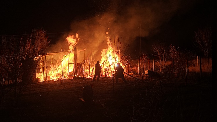 Yangında bağ evi kullanılamaz hale geldi
