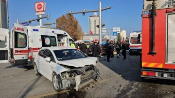 İki otomobil çarpıştı 2 kişi yaralandı