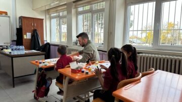 Okula kütüphane ve oyun odası desteği