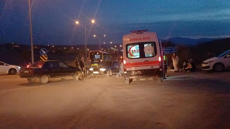  Kavşakta iki otomobil çarpıştı: 1 yaralı