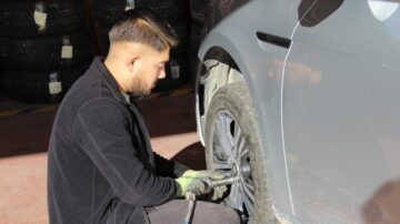 Lastikçilerin kış lastiği mesaisi erken başladı