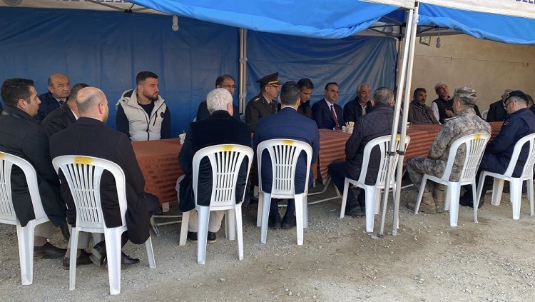 Bakan’dan şehit ailesine taziye ziyareti