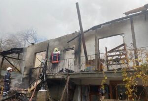 Köydeki müstakil ev alev alev yandı