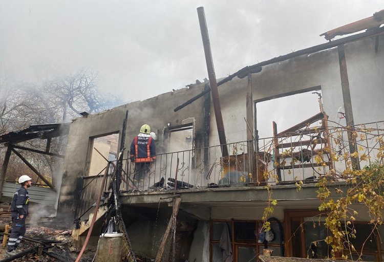 Köydeki müstakil ev alev alev yandı