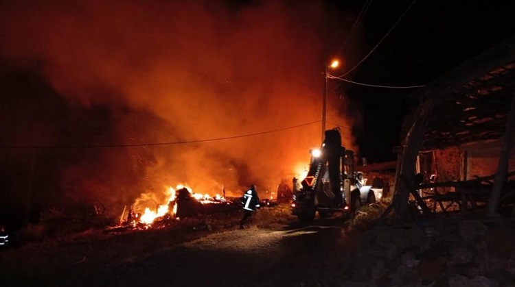Yangında ev samanlık ve balyalar küle döndü