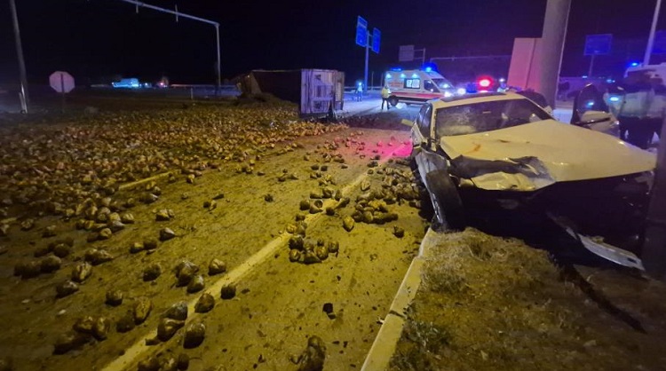 Şeker pancarı yüklü tır ile otomobil çarpıştı