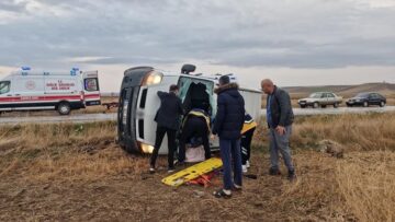 Kontrolden çıkan minibüs tarlaya devrildi